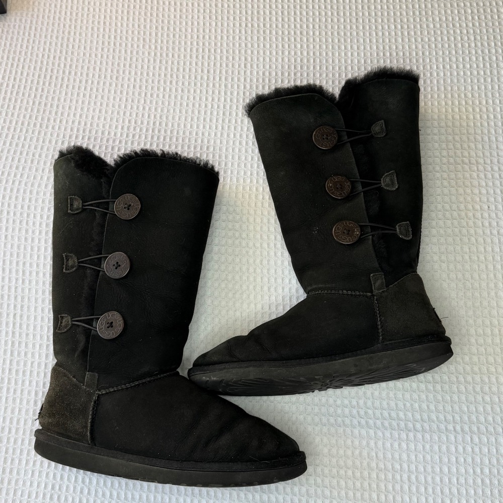 UGG Australia Bailey Button Triplet Black Sheepskin Boots 1873 Womens 9